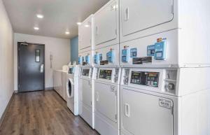 una lavanderia con lavatrice e asciugatrice di Extended Stay America Select Suites - Indianapolis - West ad Avon