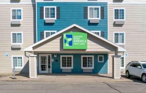Un edificio azul con un cartel delante. en Extended Stay America Select Suites - Kalamazoo - West, en Kalamazoo