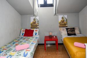 Habitación con 2 camas y mesa roja. en Aparment Puerta de sol, en Madrid