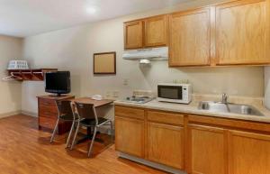 Kitchen o kitchenette sa Extended Stay America Select Suites - Kansas City - South - I-49
