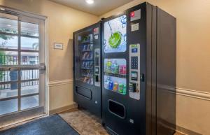 een grote zwarte koelkast in een kamer naast een raam bij Extended Stay America Select Suites - Lake Worth in Lake Worth