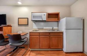 cocina con nevera blanca y microondas en Extended Stay America Select Suites - Lake Worth en Lake Worth