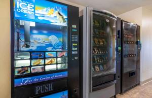 una máquina expendedora de helados en una tienda en Extended Stay America Select Suites - Laredo, en Laredo