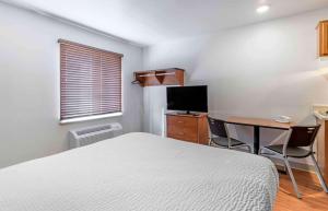 TV a/nebo společenská místnost v ubytování Extended Stay America Select Suites - Laredo