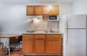 Kuchyň nebo kuchyňský kout v ubytování Extended Stay America Select Suites - Laredo