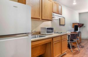 Kuchyň nebo kuchyňský kout v ubytování Extended Stay America Select Suites - Laredo