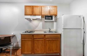 Kuchyň nebo kuchyňský kout v ubytování Extended Stay America Select Suites - Laredo