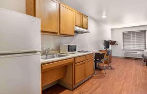 Kuchyň nebo kuchyňský kout v ubytování Extended Stay America Select Suites - Laredo