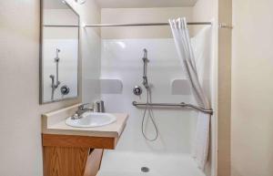 Koupelna v ubytování Extended Stay America Select Suites - Laredo