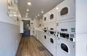 eine Waschküche mit Waschmaschine und Trockner in der Unterkunft Extended Stay America Select Suites - Lakeland in Lakeland