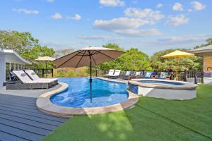 Bazén v ubytování Your OASIS Nestled IN Wooded River Views, POOL! nebo v jeho okolí