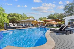 Bazén v ubytování Your OASIS Nestled IN Wooded River Views, POOL! nebo v jeho okolí