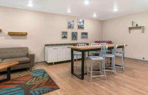 um quarto com uma mesa e cadeiras e um sofá em Extended Stay America Select Suites - Louisville - Airport em Louisville