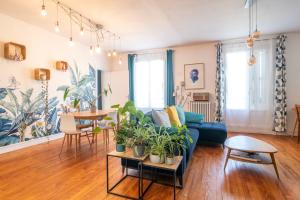 a living room with a couch and a table with plants at Escapade Culturelle Havraise in Le Havre