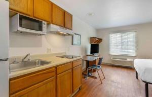 a kitchen with a sink and a desk in a room at Extended Stay America Select Suites - Charleston - North Charleston - I-526 in Charleston