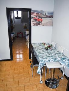 Habitación con mesa, sillas y un cuadro en la pared. en Aparment Puerta de sol, en Madrid
