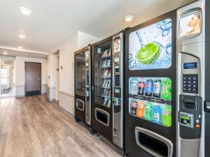 una habitación con dos máquinas expendedoras en un edificio en Extended Stay America Suites - Minneapolis - Airport - Mendota Heights en Mendota Heights