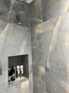 un bagno con mensola e bottiglie di The Hive a St Austell