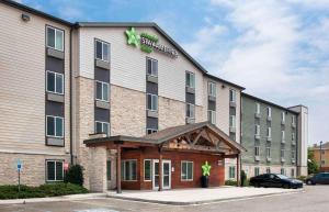 un hotel con un cartel en la parte delantera en Extended Stay America Suites - New Orleans - Airport - I-10 en Kenner