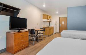una camera d'albergo con letto e TV su un comò di Extended Stay America Select Suites - Montgomery a Montgomery