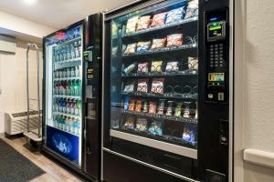 una máquina expendedora llena de bebidas y refrescos en Extended Stay America Select Suites - Ocala, en Ocala
