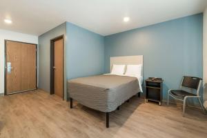 sypialnia z łóżkiem, biurkiem i krzesłem w obiekcie Extended Stay America Select Suites - Ocala w mieście Ocala