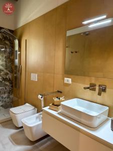 bagno con lavandino e servizi igienici di I SECOLARI a Sannicandro di Bari