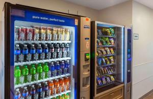 uma máquina de venda automática cheia de garrafas de refrigerante em Extended Stay America Select Suites - Fayetteville - Fort Bragg em Fayetteville