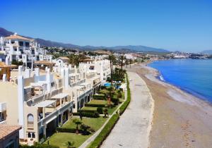 - une vue aérienne sur la plage et les bâtiments dans l'établissement Estepona Beach Apartment, à Estepona