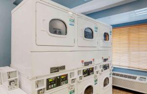 una habitación con 3 lavadoras en una habitación en Extended Stay America Select Suites - Fayetteville - West, en Fayetteville