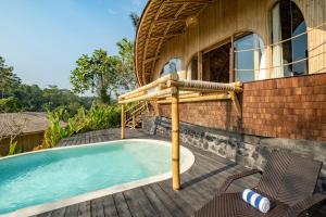 basen na tarasie obok domu w obiekcie Jungleight Bali w mieście Tegalalang