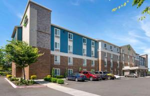 un edificio con coches estacionados en un estacionamiento en Extended Stay America Suites - Portland - East, en Portland