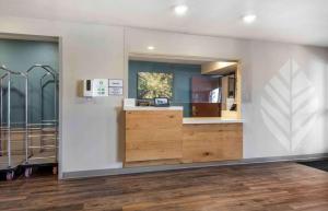 a waiting room with a counter in a building at Extended Stay America Select Suites - Pittsburgh - Cranberry in Unionville