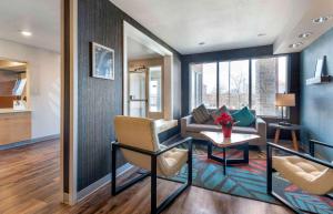 sala de estar con sofá y mesa en Extended Stay America Select Suites - Pittsburgh - Cranberry en Unionville