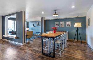 una sala da pranzo con pareti blu e tavolo e sedie di Extended Stay America Select Suites - Pittsburgh - Cranberry a Unionville