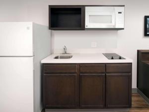 uma pequena cozinha com um lavatório e um micro-ondas em Extended Stay America Select Suites - Provo - American Fork em Lehi