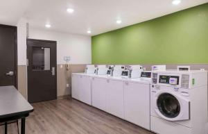 een wasruimte met witte wasmachines en een groene muur bij Extended Stay America Suites - Providence in Providence