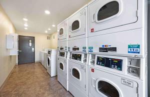 una lavanderia con lavatrici e asciugatrici bianche di Extended Stay America Select Suites - Wichita - Airport a Wichita