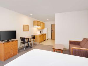 une chambre d'hôtel avec un lit et un salon dans l'établissement Extended Stay America Select Suites - Shreveport - Bossier City, à Bossier City