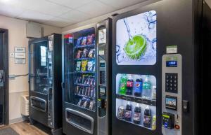 duas máquinas de refrigerantes numa sala com bebidas em Extended Stay America Select Suites - Springfield - South - Battlefield em Springfield