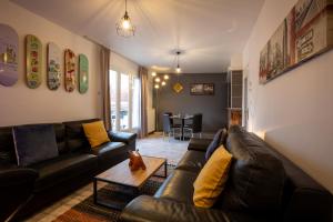a living room with a couch and a table at TheBrooklyn T3, proche centre-ville-Fibre/Netflix in Montluçon