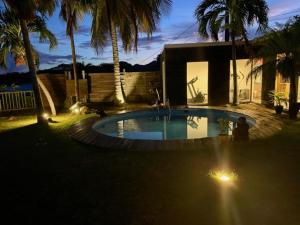 Kolam renang di atau dekat dengan Bubble House - Villa vue mer - Le Robert