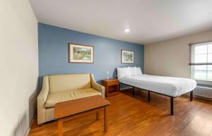 una camera con letto, divano e sedia di Extended Stay America Select Suites - Oklahoma City - Norman a Norman