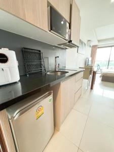 ジョムティエンビーチにあるLaguna beach 2のシンクと食器洗い機付きのキッチン