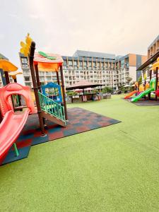 ジョムティエンビーチにあるLaguna beach 2の建物の前に遊具を配置した遊び場