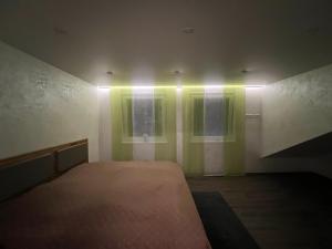 um quarto com uma cama com luzes verdes em Müller´s Talblick em Deggingen