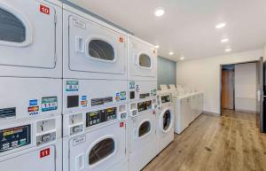 lavadero con lavadoras y secadoras blancas en Extended Stay America Select Suites - Oklahoma City - Del City, en Del City