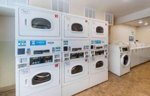 un montón de lavadoras en una lavandería en Extended Stay America Select Suites - Oklahoma City - Southeast en Moore