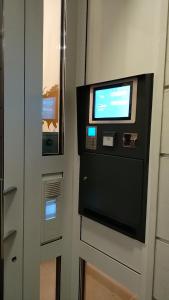 een pinautomaat met een scherm op een muur bij Hotel Gemini in Düsseldorf