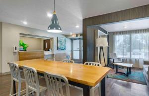 坦帕的住宿－Extended Stay America Suites - Tampa - Northeast，用餐室以及带桌椅的起居室。